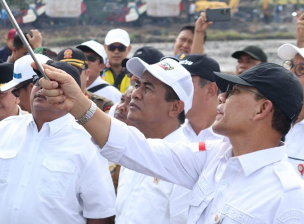 Tinjau Lahan Pertanian di Banyuasin, Pj Bupati Banyuasin Dampingi Menteri Pertanian.