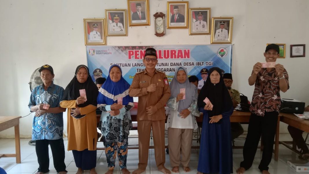 BLT Dana Desa Tersalurkan, Insentif Marbot Dibagikan Kades Rukun Makmur.