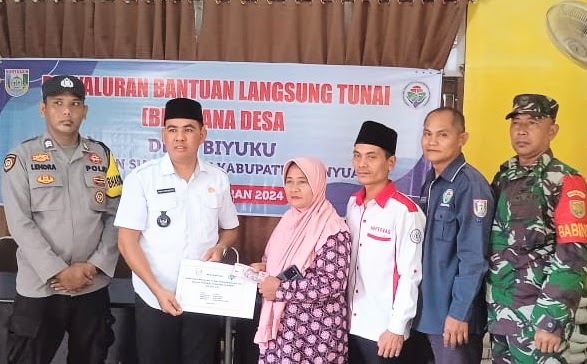 Kepala Desa Biyuku Bagikan BLT Dana Desa.