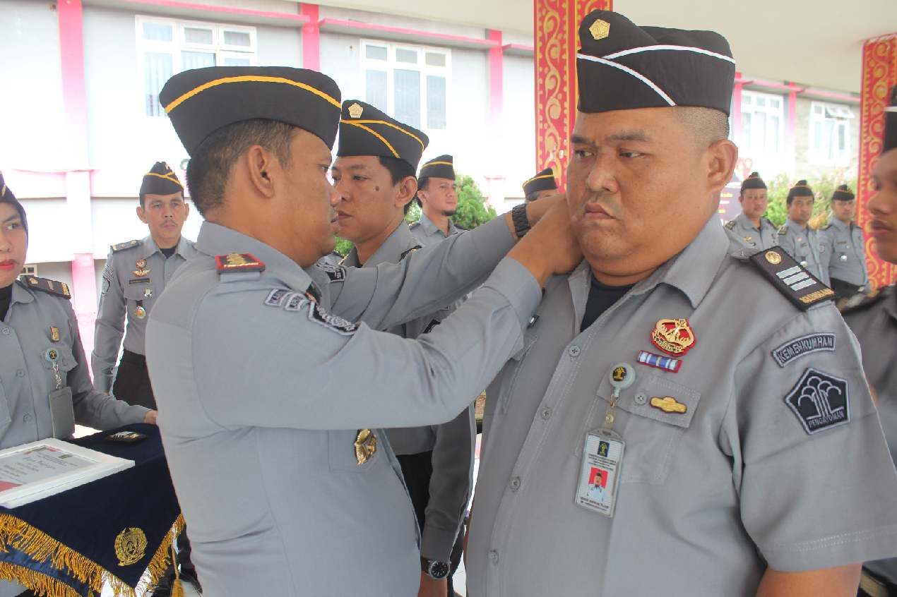 Gelar Upacara Penyematan Pangkat, Dua Pegawai Lapas Banyuasin Naik Pangkat