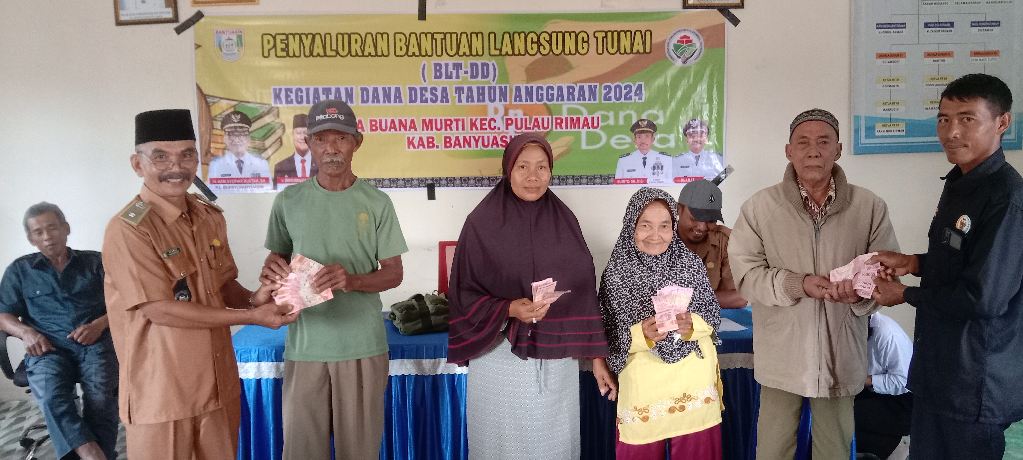 Kepala Desa Buana Murti Salurkan BLT Dana Desa.