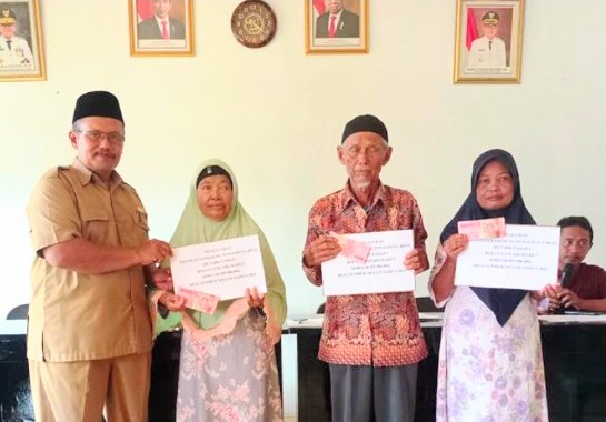 Kepala Desa Hadi Mulyo Salurkan Program Pengentasan Kemiskinan Ekstrem.