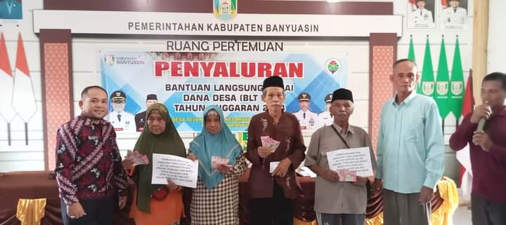 Secara Simbolis Kades Teluk Betung Serahkan BLT Dana Desa.