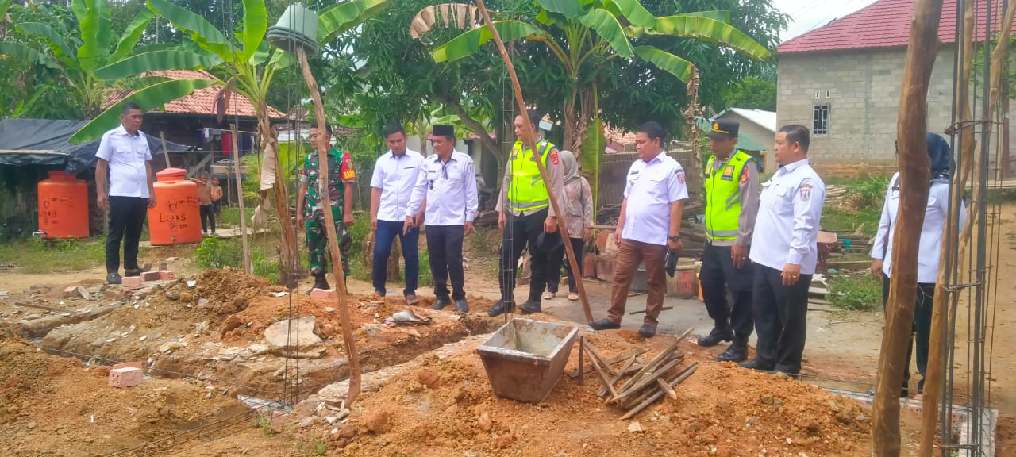 Kolaborasi Dua Program Bedah Rumah, Kapolsek Betung Tinjau Langsung Pembangunan RTLH.