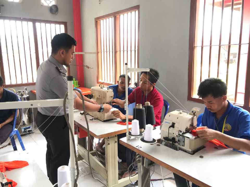 Wujudkan Lapas Produktif, Lapas Banyuasin Beri Pelatihan Konveksi Kepada Warga Binaan.