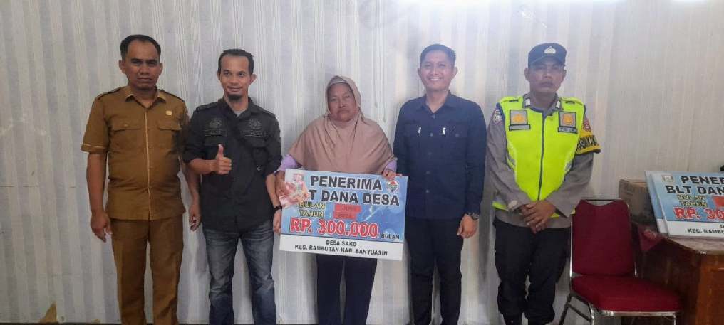 Warga Sako Terima BLT Dana Desa.