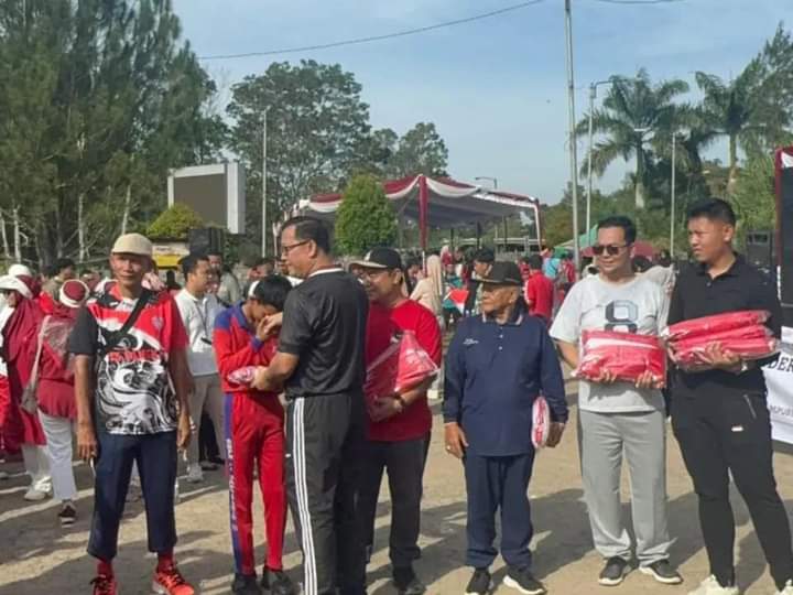 Secara Simbolis Pj Bupati Banyuasin Serahkan 10 Juta Bendera Merah Putih.