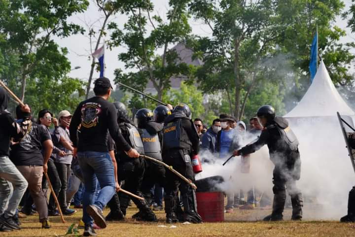 Dalam Rangka Pengamanan Pilkada 2024, Pj Bupati Banyuasin Apresiasi Simulasi Sispamkota Polres Banyuasin.