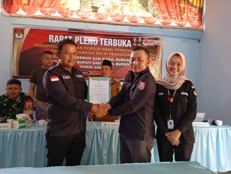 Ketua Panwaslu Kecamatan Selat Penuguan Menghadiri Pleno Terbuka Rekapitulasi DPHP.