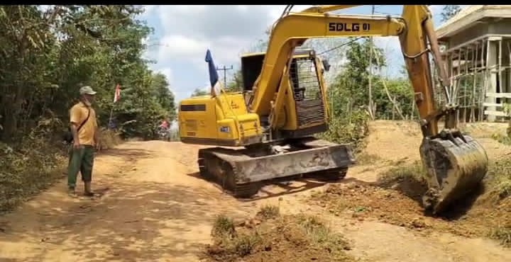 Antisipasi di Musim Hujan, Kades Rimba Terab Perbaiki Jalan Poros Desa.
