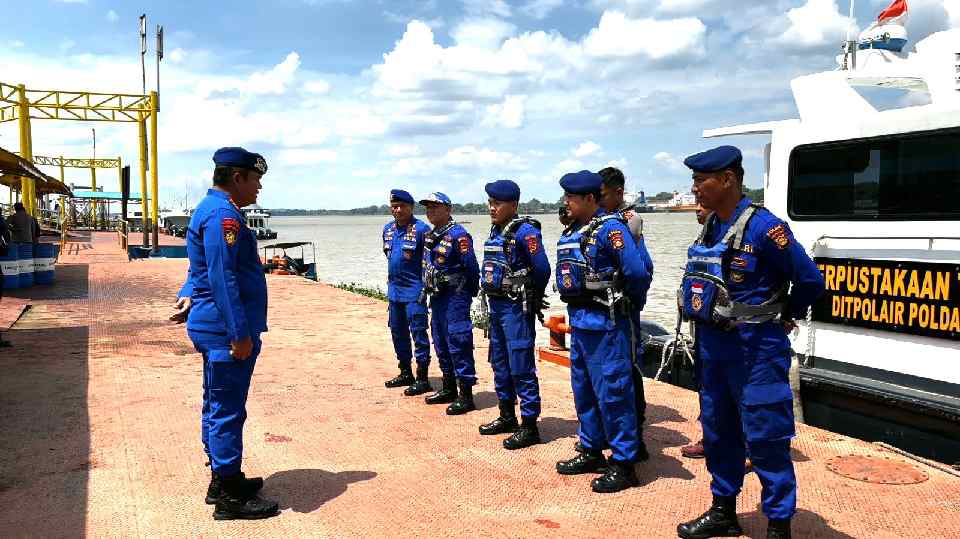 Jalankan Misi Kemanusiaan, Dirpolairud Polda Sumsel Lepas Keberangkatan KM LCT Sei Rawas Ke Lalan Muba.