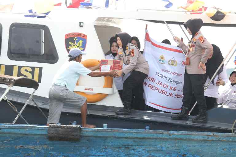 Lakukan Bakti Sosial dan Ajangsana, Polwan Polda Sumsel Sambut Hari Jadi Polwan Ke-76.