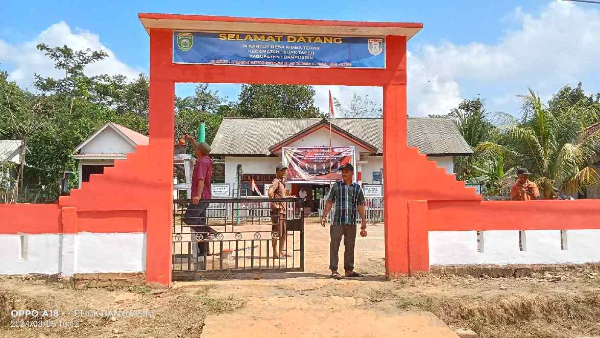 Sambut HUT RI Ke 79, Pemerintah Desa Rimba Terab Melakukan Pembenahan Lingkungan Kantor Desa.