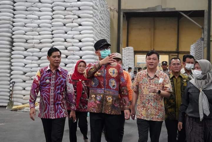 Pastikan Stok Beras, Pj Bupati Banyuasin Tinjau Langsung Gudang Beras di Talang Kelapa.