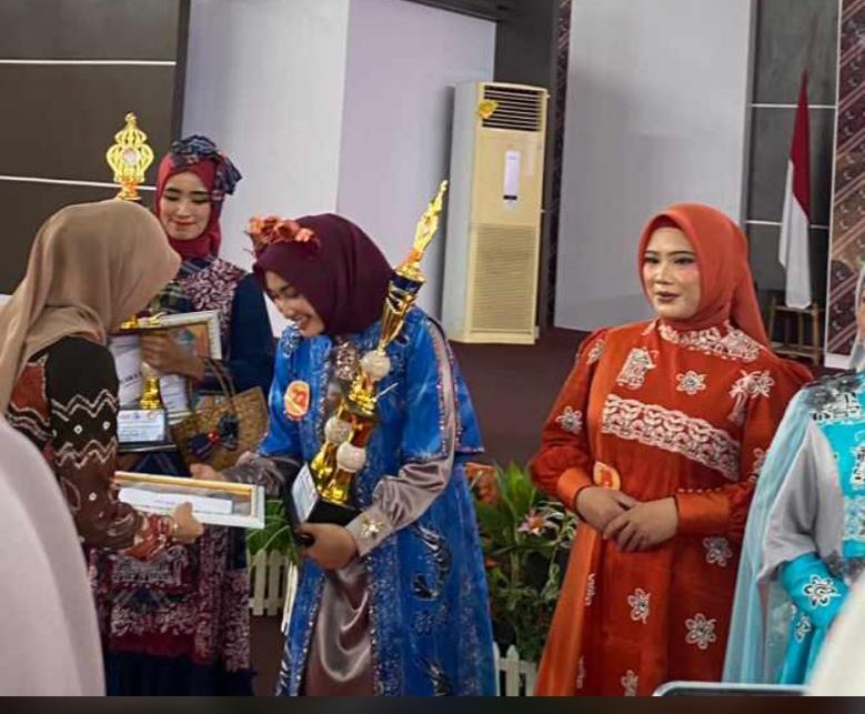 Babelita Tri Agustini Sabet Juara 2 Lomba Fashion Show Gamis Modis Batik Bajumpe Banyuasin.