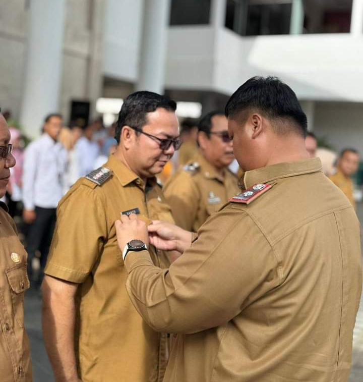 Menindaklanjuti Permendagri, Sekda Banyuasin Pasang Tanda Jabatan Baru.