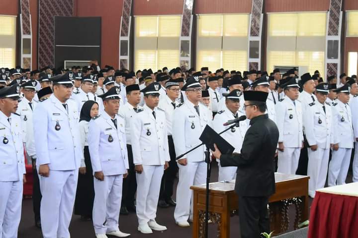 PJ Bupati Banyuasin Kukuhkan Perpanjangan Masa Jabatan 286 Kades dan 288 BPD.