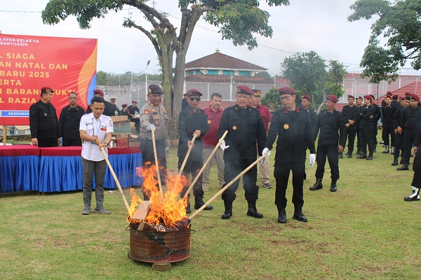 Tingkatkan Kewaspadaan Jelang Nataru, Kadivpas Kemenkumham Sumsel Pimpin Apel Siaga di Lapas Banyuasin.