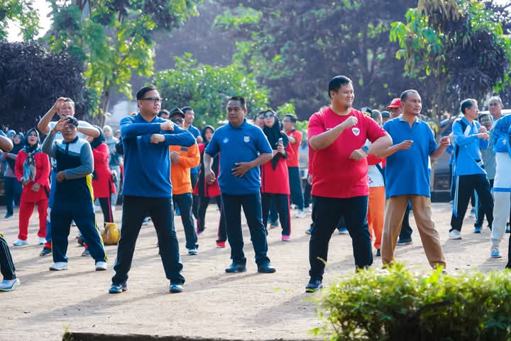 Gelar Senam Bersama, Pj Bupati Muhammad Farid Ajak Masyarakat Jaga Gaya Hidup Sehat.
