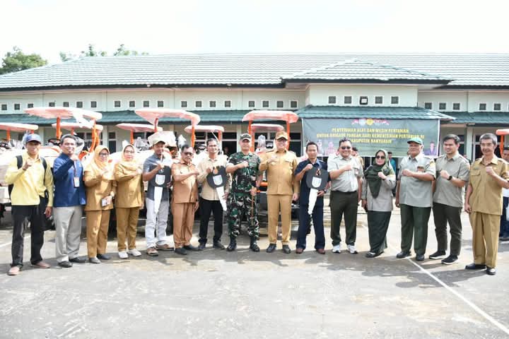 Pj Bupati Banyuasin Serahkan 42 Unit Traktor Roda 4 dari Kementan ke Kelompok Tani