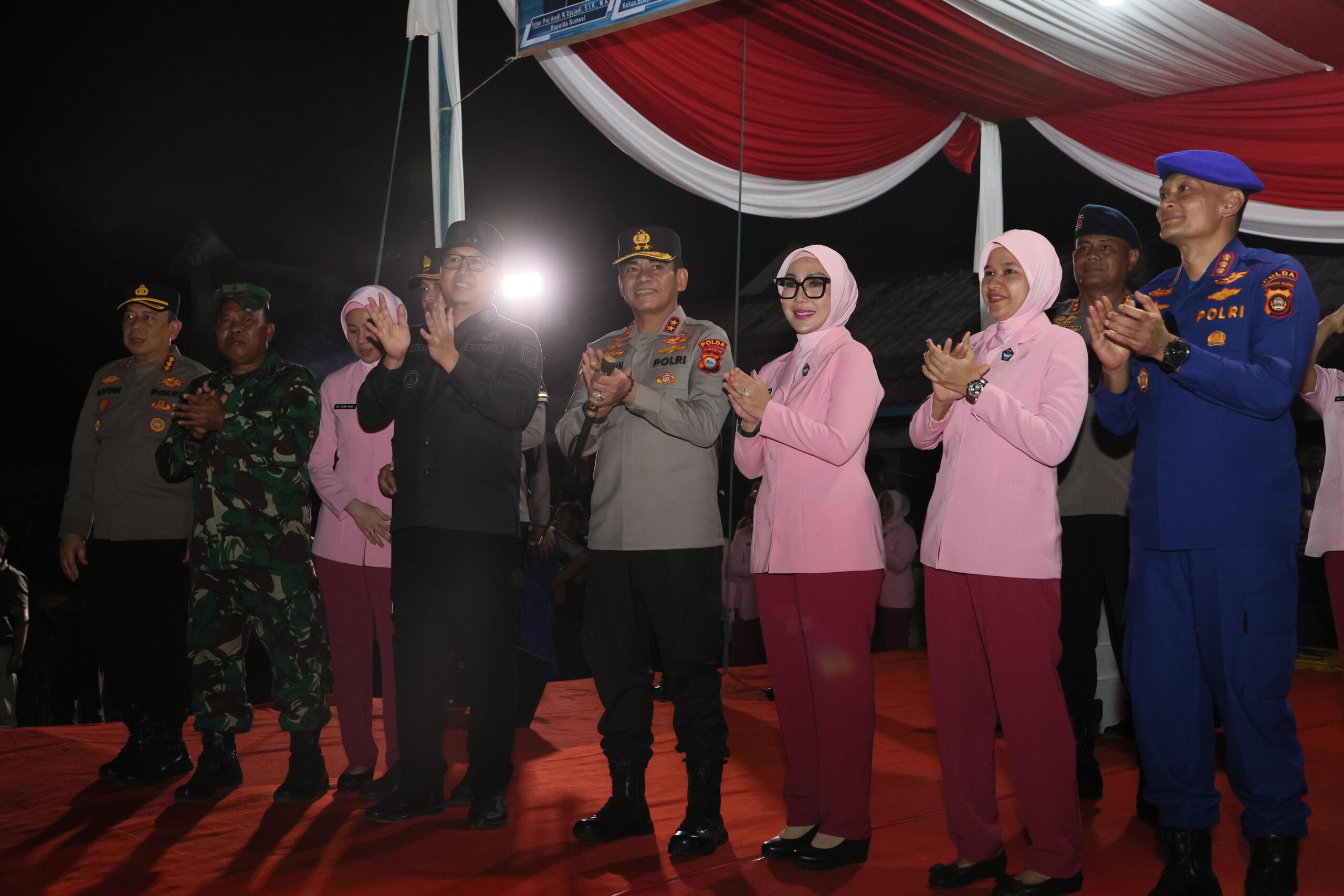 Polda Sumsel Gelar Bakti Sosial di Banyuasin: Bantuan Sembako dan Solar Cell untuk Masyarakat Pesisir Sungai Musi.