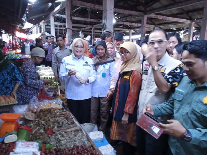 Wabup Netta Pastikan Stok Bahan Pokok Aman Jelang Lebaran di Pasar Sukamoro