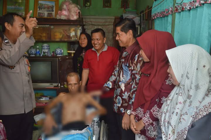 Camat Talang Kelapa Kunjungi Warga Sakit di Sukajadi Timur, Berikan Bantuan Kursi Roda