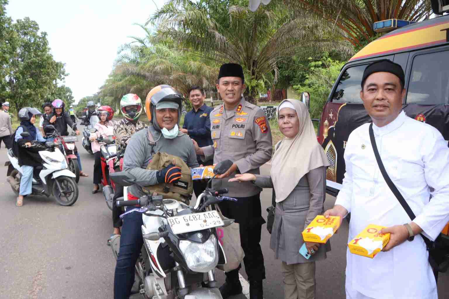 Polres Banyuasin dan Mitra Media Berbagi Takjil, Eratkan Silaturahmi di Bulan Ramadan