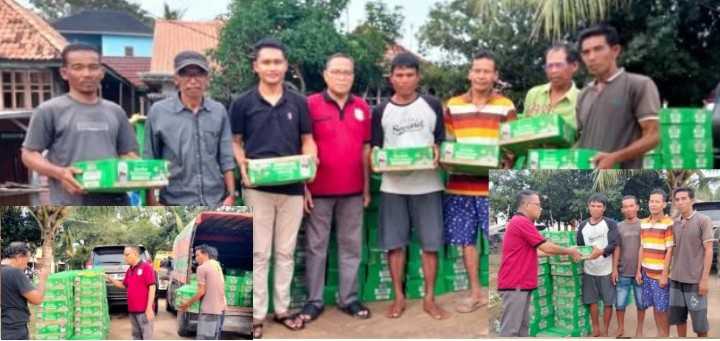Kades Pagarbulan Bagikan 350 Dus Minuman sebagai THR untuk Warga