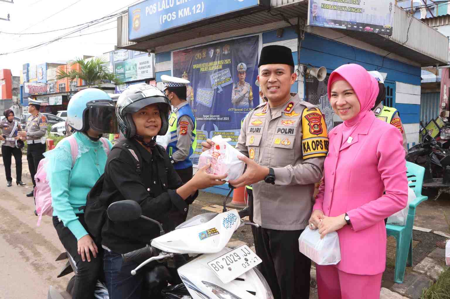 Kapolres Banyuasin Turun Langsung Bagikan Takjil, Wujud Kepedulian di Bulan Ramadhan