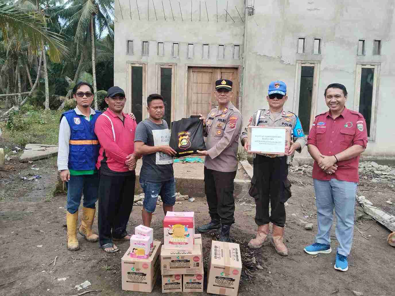 Bangkit dari Duka, Polres Banyuasin Salurkan Bantuan untuk Warga Terdampak Puting Beliung di Tirta Mulya