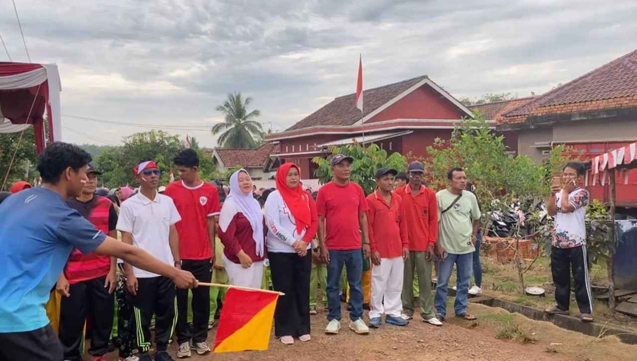 Ratusan Warga Sukaraja Baru dan Pelajar SDN 21 BA III Semarakkan Jalan Santai HUT RI ke-80