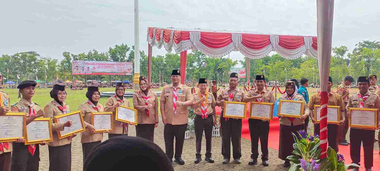 Kades Tabuan Asri Diganjar Penghargaan Tokoh Peduli Pramuka di Banyuasin