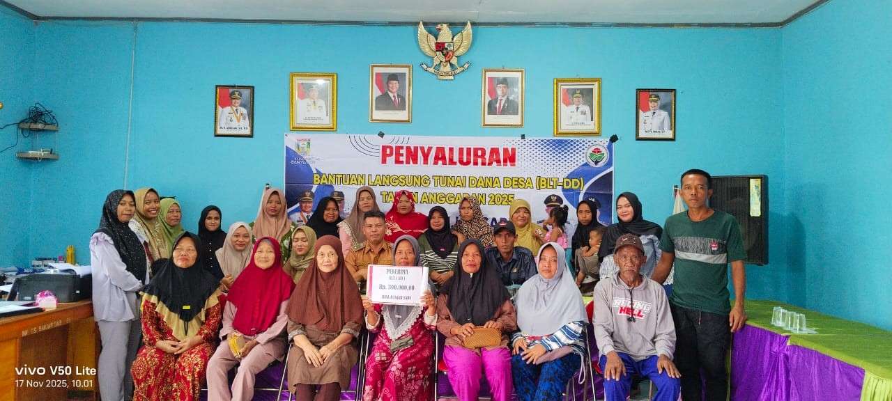 Pemdes Banjar Sari Salurkan BLT Rp900 Ribu kepada 22 KPM Miskin Ekstrem