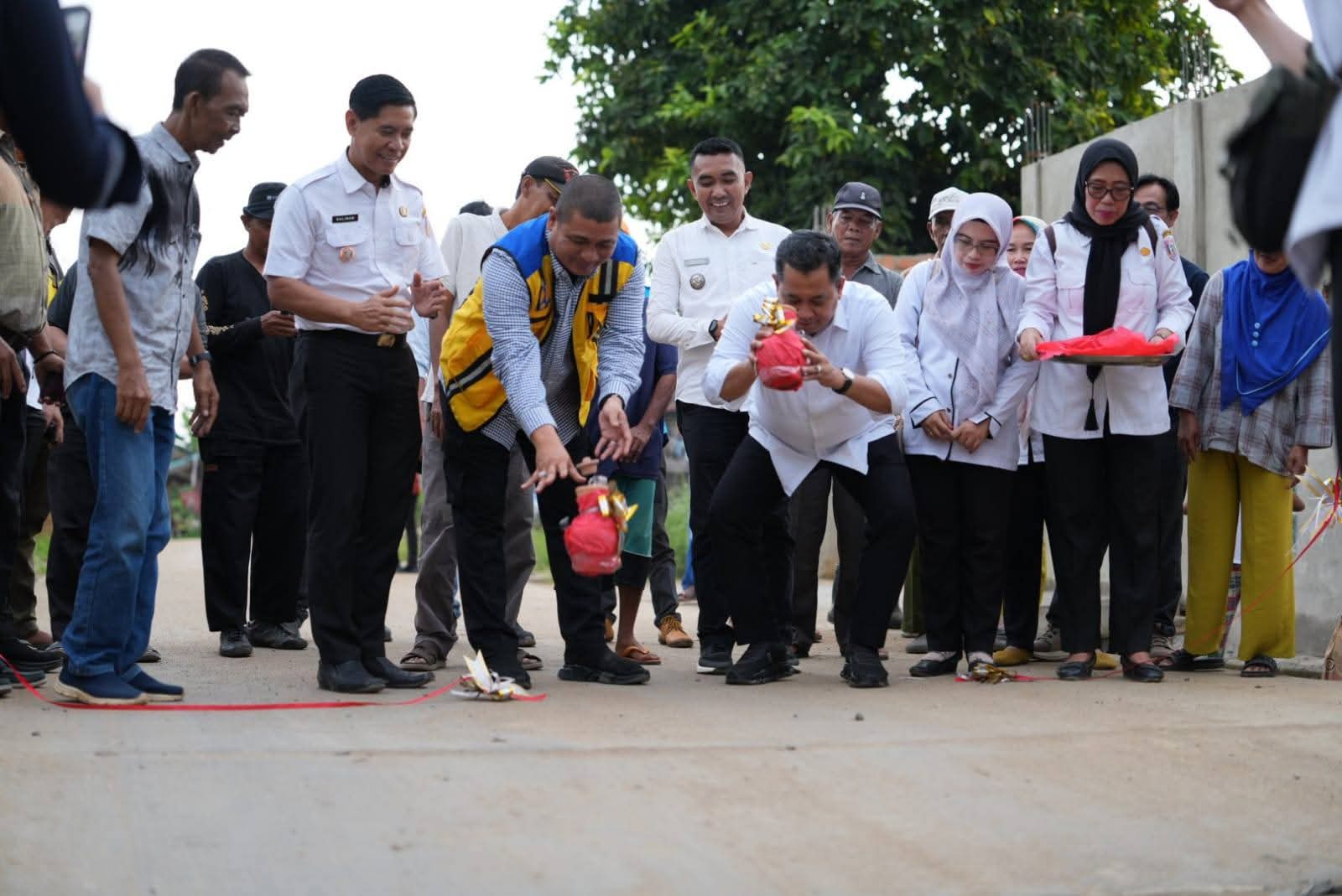 Bupati Banyuasin Resmikan Dua Ruas Jalan di Kecamatan Talang Kelapa