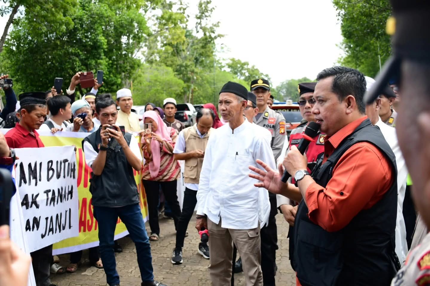 Bupati Askolani Serap Aspirasi Warga Sungai Gerong Terkait Sengketa Pertamina